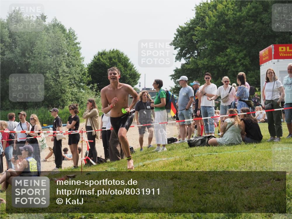 15.06.2025 - 27. Vierlanden-Triathlon KatJ http://msf.ph/oto/8031911 15.06.2025 11:11:10 Schwimmen 861, 947 meine-sportfotos.de