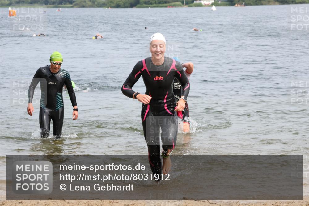 15.06.2025 - 27. Vierlanden-Triathlon Lena Gebhardt http://msf.ph/oto/8031912 15.06.2025 11:12:46 Schwimmen 858, 928, 982 meine-sportfotos.de