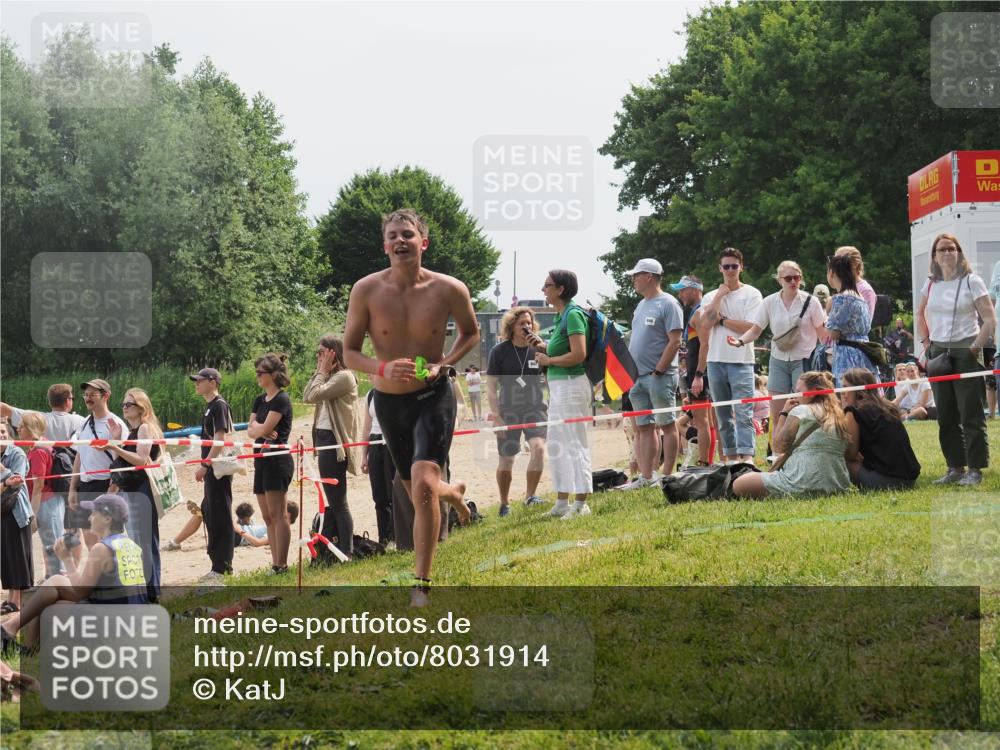 15.06.2025 - 27. Vierlanden-Triathlon KatJ http://msf.ph/oto/8031914 15.06.2025 11:11:10 Schwimmen 861, 947 meine-sportfotos.de