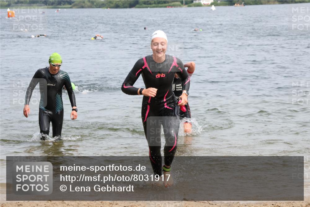 15.06.2025 - 27. Vierlanden-Triathlon Lena Gebhardt http://msf.ph/oto/8031917 15.06.2025 11:12:46 Schwimmen 858, 928, 982 meine-sportfotos.de