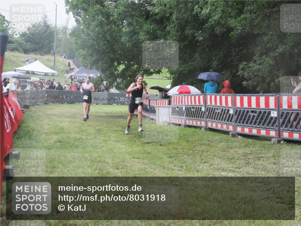 21.06.2025 - 27. Vierlanden-Triathlon KatJ http://msf.ph/oto/8031918 15.06.2025 13:41:52 Ziel 672, 899 meine-sportfotos.de