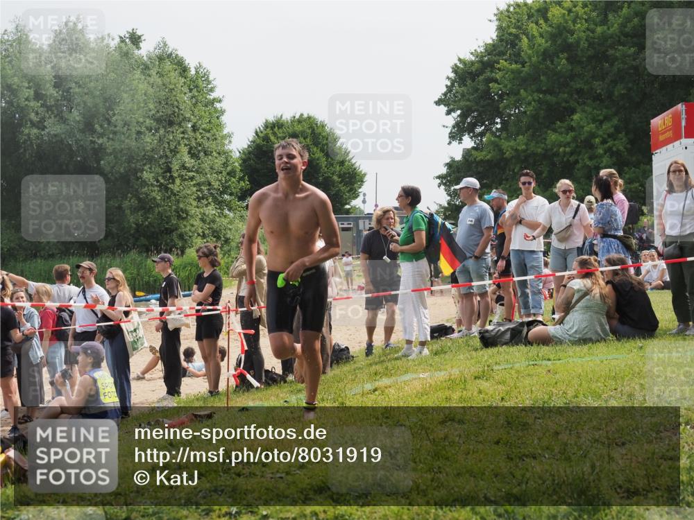 15.06.2025 - 27. Vierlanden-Triathlon KatJ http://msf.ph/oto/8031919 15.06.2025 11:11:10 Schwimmen 861, 947 meine-sportfotos.de