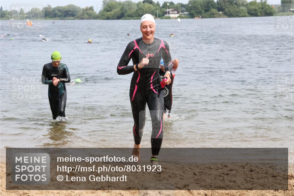 15.06.2025 - 27. Vierlanden-Triathlon Lena Gebhardt http://msf.ph/oto/8031923 15.06.2025 11:12:47 Schwimmen 858, 928, 982 meine-sportfotos.de