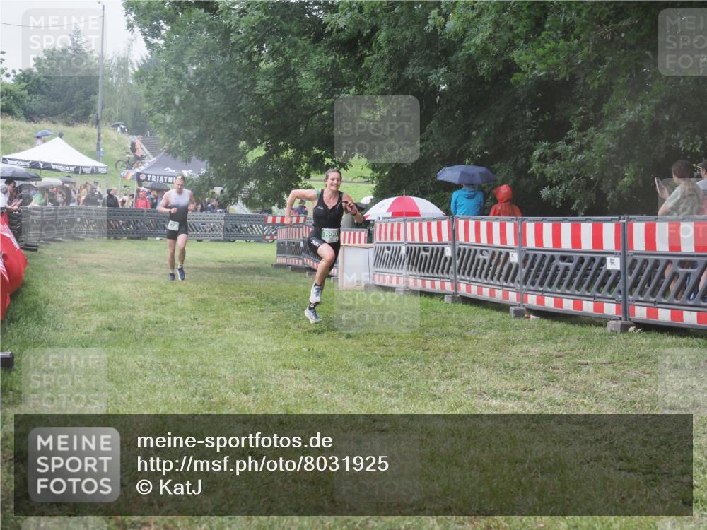 21.06.2025 - 27. Vierlanden-Triathlon KatJ http://msf.ph/oto/8031925 15.06.2025 13:41:53 Ziel 672, 899 meine-sportfotos.de