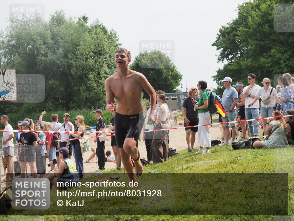 15.06.2025 - 27. Vierlanden-Triathlon KatJ http://msf.ph/oto/8031928 15.06.2025 11:11:11 Schwimmen 861, 947 meine-sportfotos.de