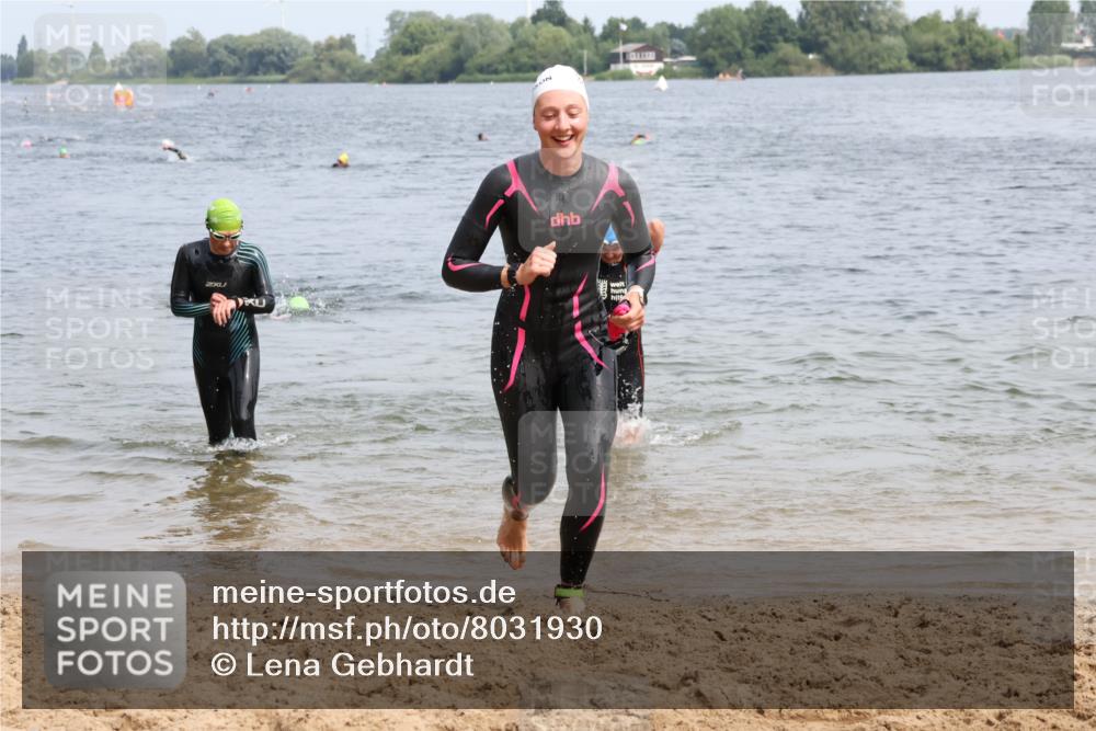 15.06.2025 - 27. Vierlanden-Triathlon Lena Gebhardt http://msf.ph/oto/8031930 15.06.2025 11:12:47 Schwimmen 858, 928, 982 meine-sportfotos.de