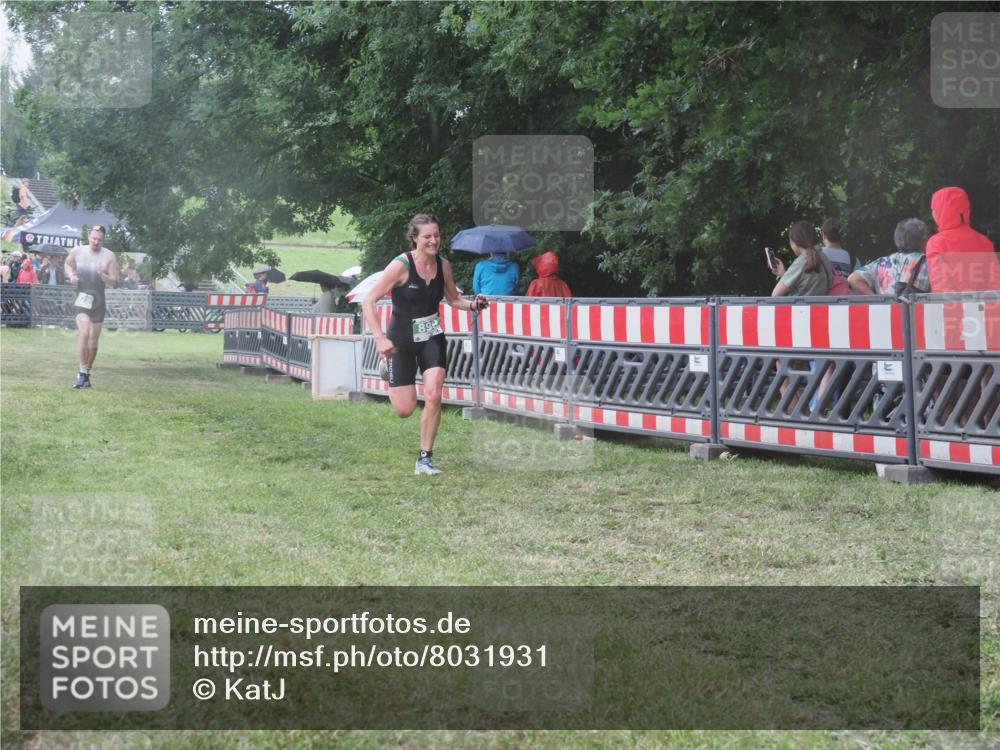 21.06.2025 - 27. Vierlanden-Triathlon KatJ http://msf.ph/oto/8031931 15.06.2025 13:41:53 Ziel 672, 899 meine-sportfotos.de