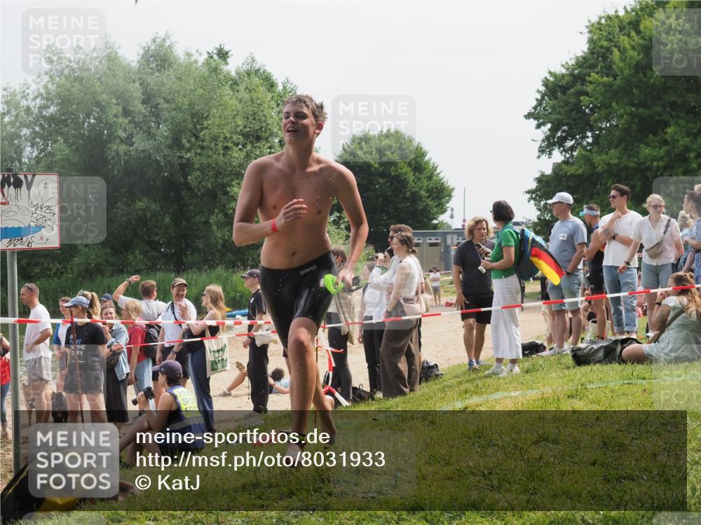 15.06.2025 - 27. Vierlanden-Triathlon KatJ http://msf.ph/oto/8031933 15.06.2025 11:11:11 Schwimmen 861, 947 meine-sportfotos.de