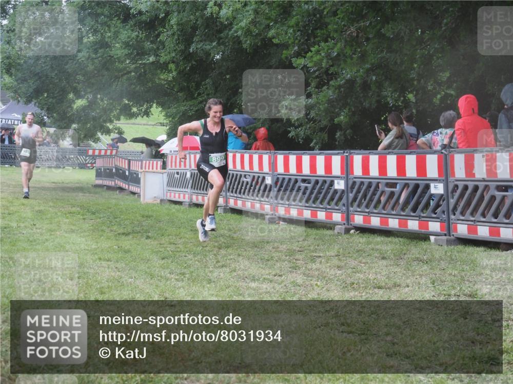 21.06.2025 - 27. Vierlanden-Triathlon KatJ http://msf.ph/oto/8031934 15.06.2025 13:41:53 Ziel 672, 899 meine-sportfotos.de