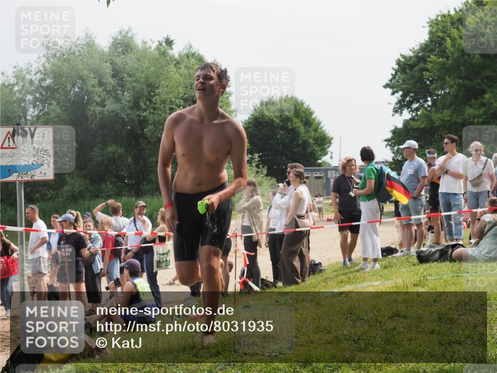 15.06.2025 - 27. Vierlanden-Triathlon KatJ http://msf.ph/oto/8031935 15.06.2025 11:11:11 Schwimmen 861, 947 meine-sportfotos.de