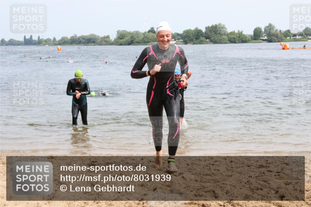 15.06.2025 - 27. Vierlanden-Triathlon Lena Gebhardt http://msf.ph/oto/8031939 15.06.2025 11:12:47 Schwimmen 858, 928, 982 meine-sportfotos.de