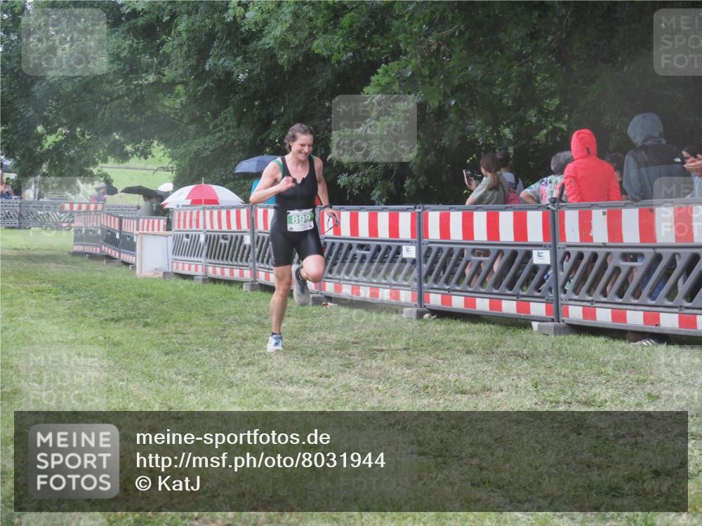 21.06.2025 - 27. Vierlanden-Triathlon KatJ http://msf.ph/oto/8031944 15.06.2025 13:41:53 Ziel 672, 899 meine-sportfotos.de