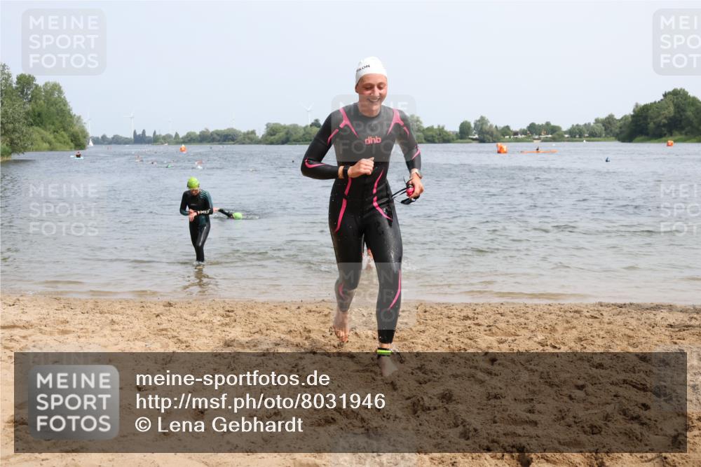 15.06.2025 - 27. Vierlanden-Triathlon Lena Gebhardt http://msf.ph/oto/8031946 15.06.2025 11:12:48 Schwimmen 858, 928, 982 meine-sportfotos.de