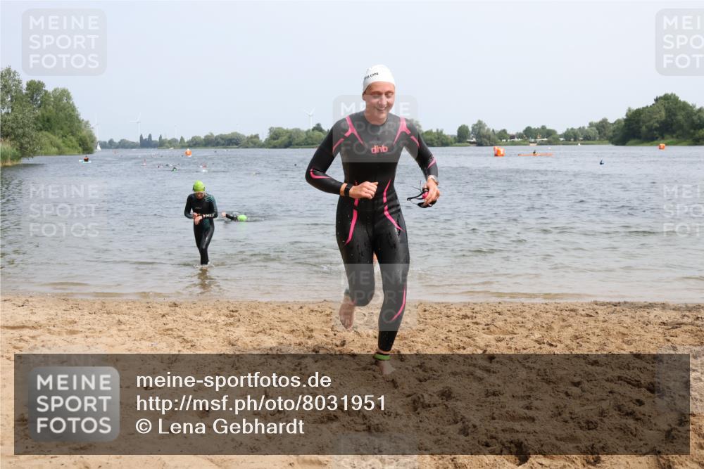 15.06.2025 - 27. Vierlanden-Triathlon Lena Gebhardt http://msf.ph/oto/8031951 15.06.2025 11:12:48 Schwimmen 858, 928, 982 meine-sportfotos.de