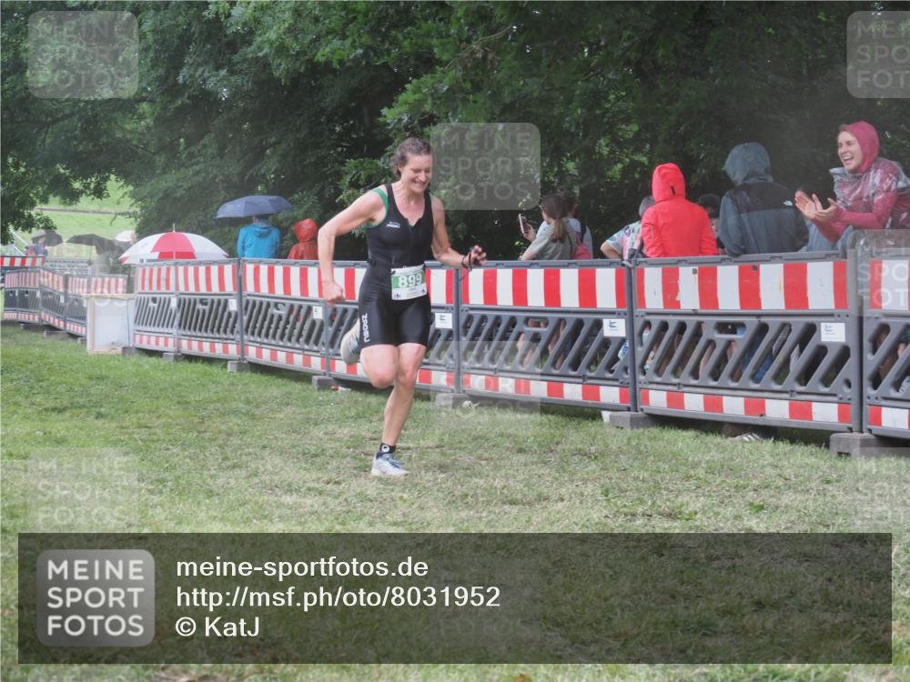 21.06.2025 - 27. Vierlanden-Triathlon KatJ http://msf.ph/oto/8031952 15.06.2025 13:41:54 Ziel 672, 899 meine-sportfotos.de