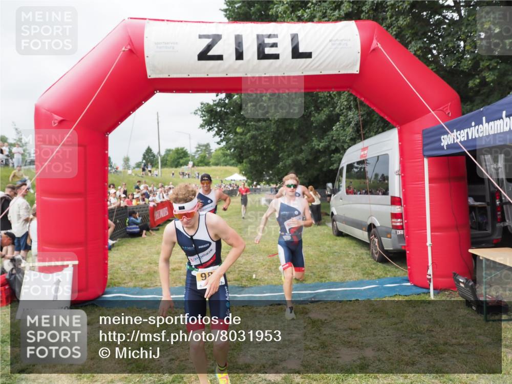 21.06.2025 - 27. Vierlanden-Triathlon MichiJ http://msf.ph/oto/8031953 15.06.2026 12:49:19 Ziel 764, 984, 986, 987, 988 meine-sportfotos.de