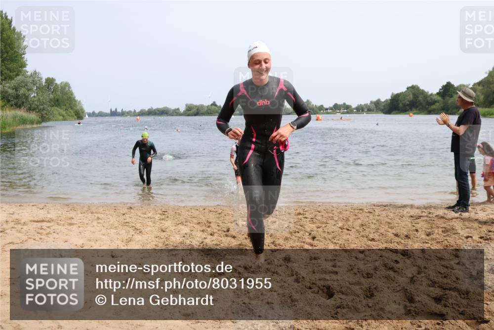 15.06.2025 - 27. Vierlanden-Triathlon Lena Gebhardt http://msf.ph/oto/8031955 15.06.2025 11:12:49 Schwimmen 780, 858, 928, 982 meine-sportfotos.de