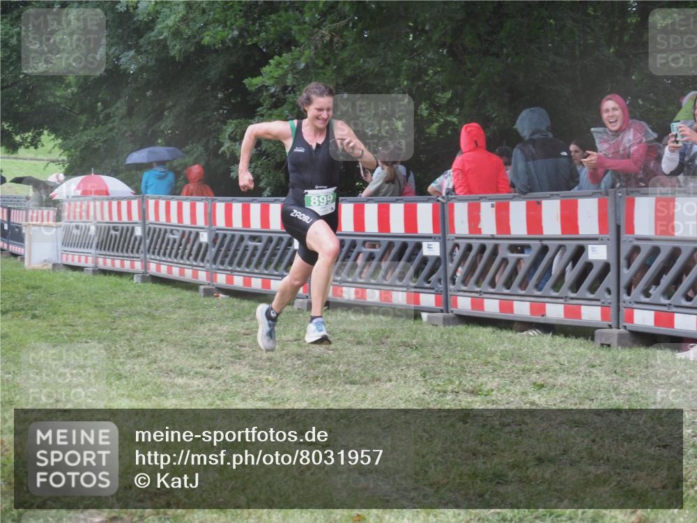 21.06.2025 - 27. Vierlanden-Triathlon KatJ http://msf.ph/oto/8031957 15.06.2025 13:41:54 Ziel 672, 899 meine-sportfotos.de