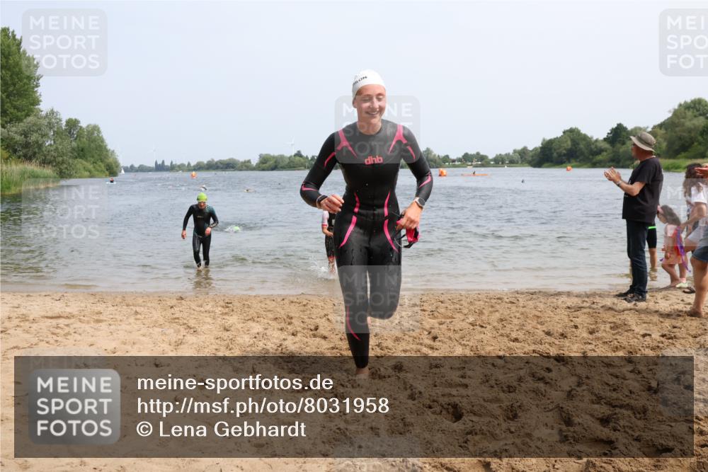 15.06.2025 - 27. Vierlanden-Triathlon Lena Gebhardt http://msf.ph/oto/8031958 15.06.2025 11:12:49 Schwimmen 780, 858, 928, 982 meine-sportfotos.de
