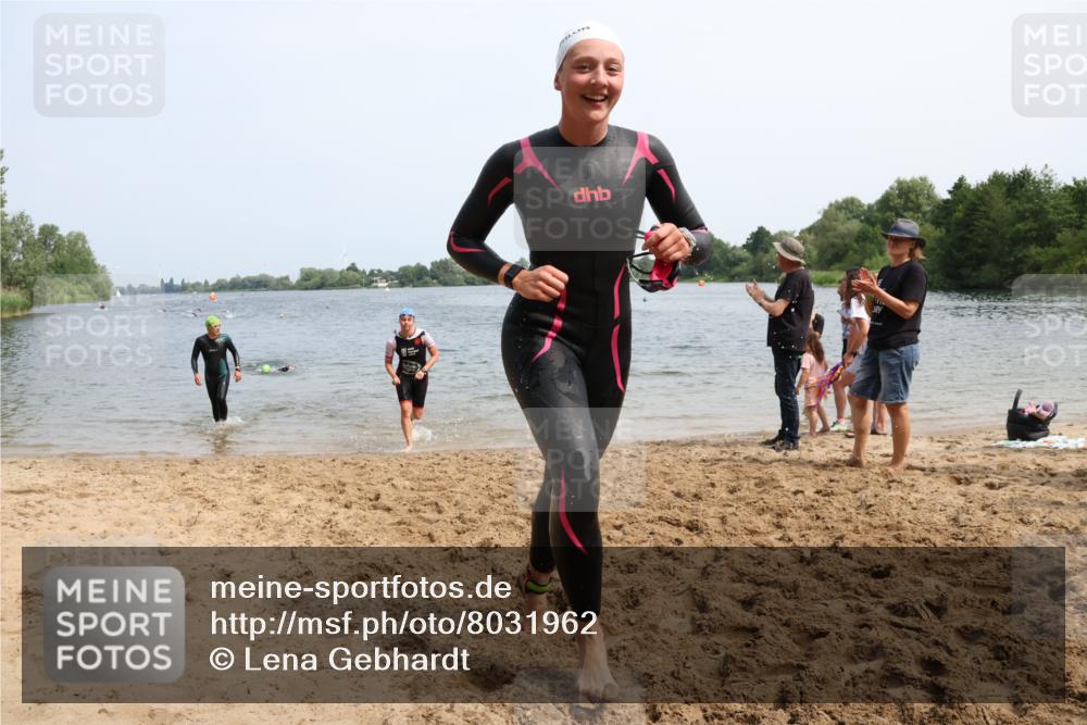 15.06.2025 - 27. Vierlanden-Triathlon Lena Gebhardt http://msf.ph/oto/8031962 15.06.2025 11:12:49 Schwimmen 780, 858, 928, 982 meine-sportfotos.de