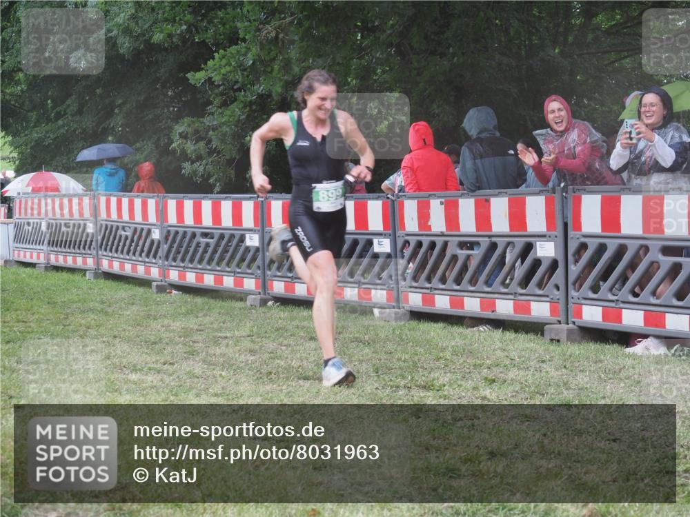21.06.2025 - 27. Vierlanden-Triathlon KatJ http://msf.ph/oto/8031963 15.06.2025 13:41:54 Ziel 672, 899 meine-sportfotos.de
