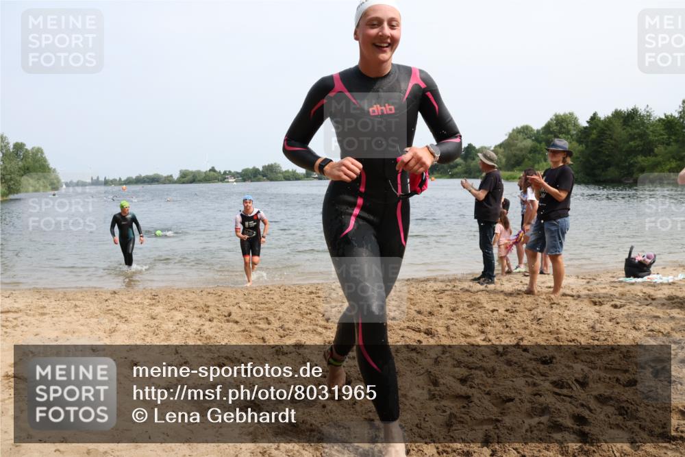 15.06.2025 - 27. Vierlanden-Triathlon Lena Gebhardt http://msf.ph/oto/8031965 15.06.2025 11:12:49 Schwimmen 780, 858, 928, 982 meine-sportfotos.de