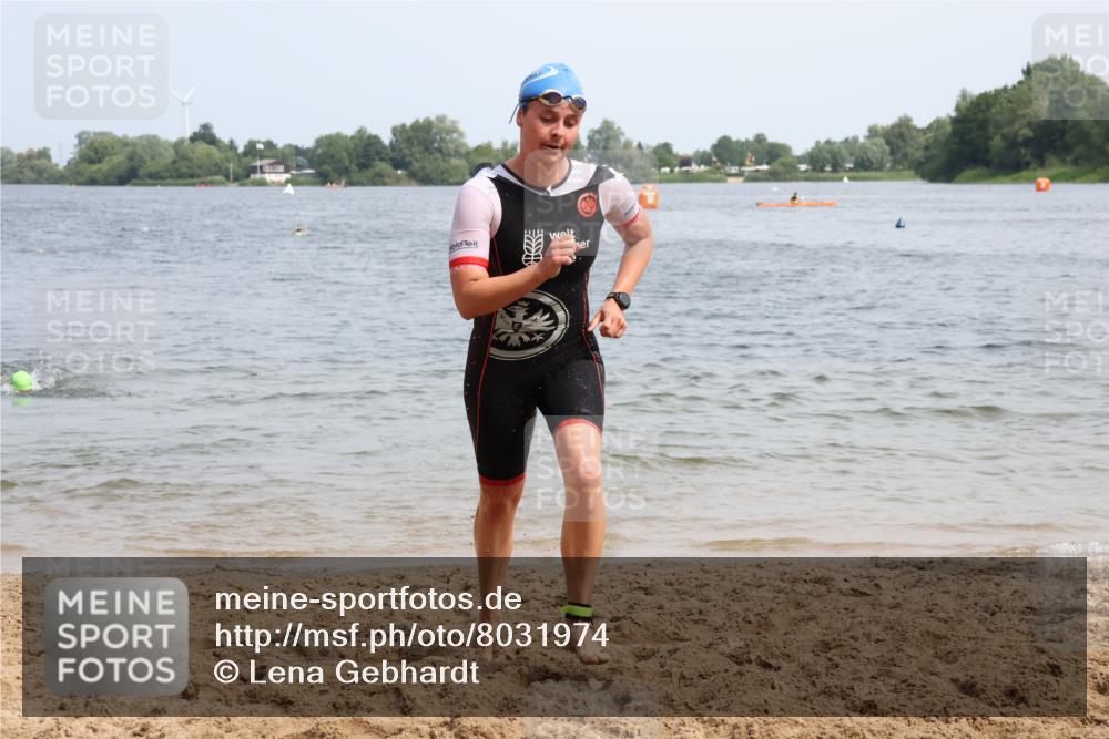 15.06.2025 - 27. Vierlanden-Triathlon Lena Gebhardt http://msf.ph/oto/8031974 15.06.2025 11:12:51 Schwimmen 655, 780, 858, 928, 982 meine-sportfotos.de
