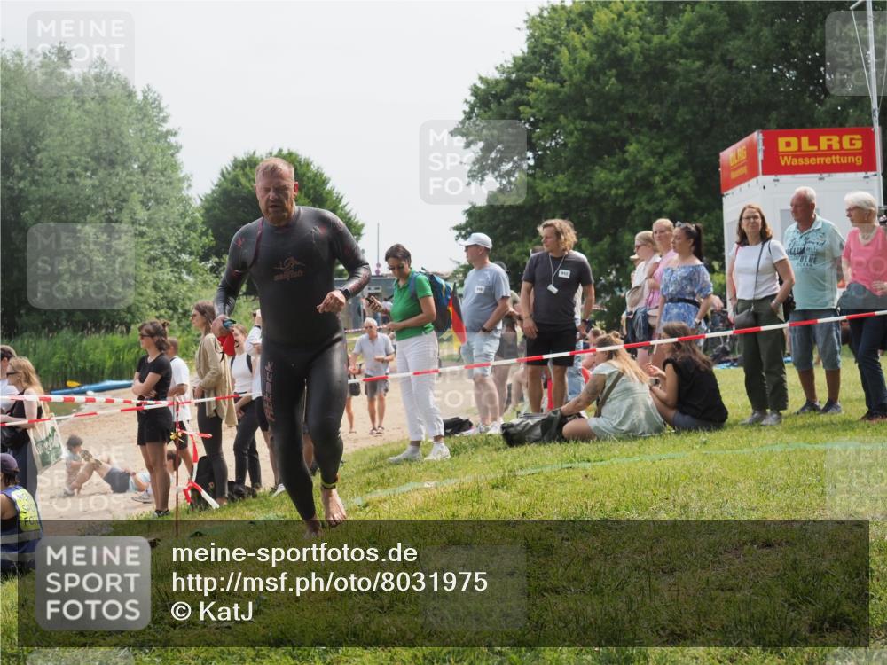 15.06.2025 - 27. Vierlanden-Triathlon KatJ http://msf.ph/oto/8031975 15.06.2025 11:11:33 Schwimmen 742, 843 meine-sportfotos.de