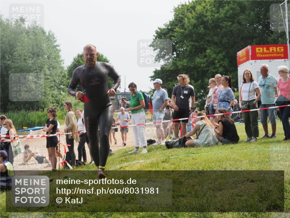 15.06.2025 - 27. Vierlanden-Triathlon KatJ http://msf.ph/oto/8031981 15.06.2025 11:11:33 Schwimmen 742, 843 meine-sportfotos.de
