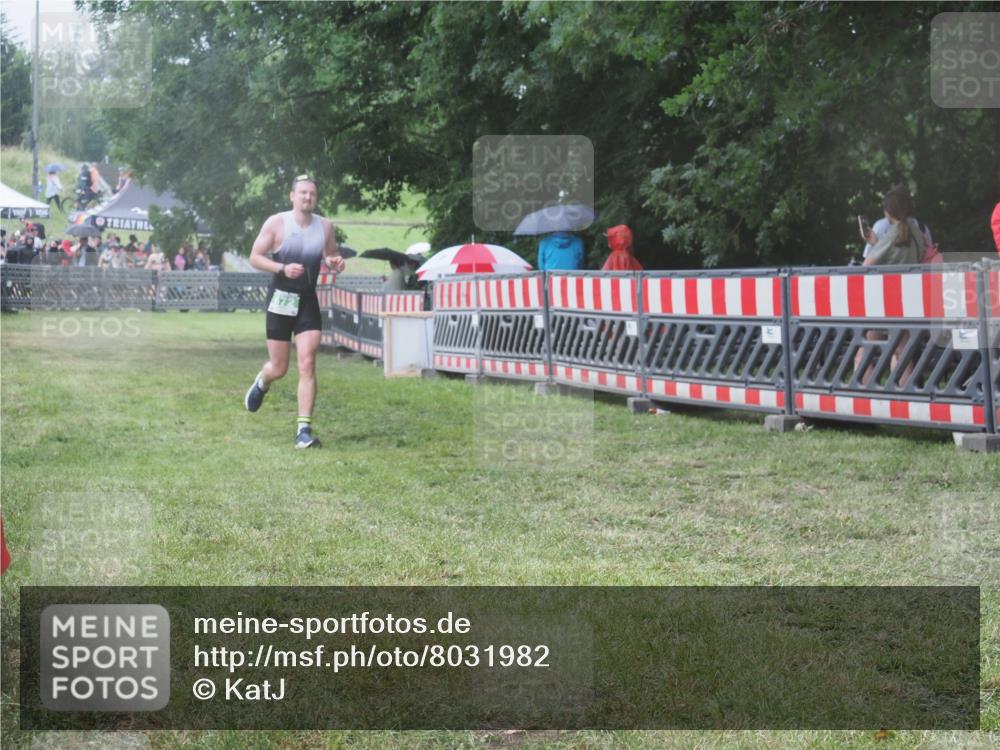 21.06.2025 - 27. Vierlanden-Triathlon KatJ http://msf.ph/oto/8031982 15.06.2025 13:41:56 Ziel 672 meine-sportfotos.de