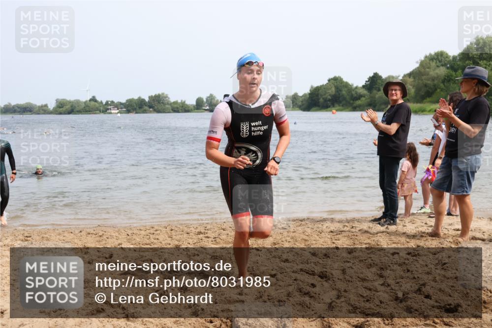15.06.2025 - 27. Vierlanden-Triathlon Lena Gebhardt http://msf.ph/oto/8031985 15.06.2025 11:12:51 Schwimmen 655, 780, 858, 928, 982 meine-sportfotos.de