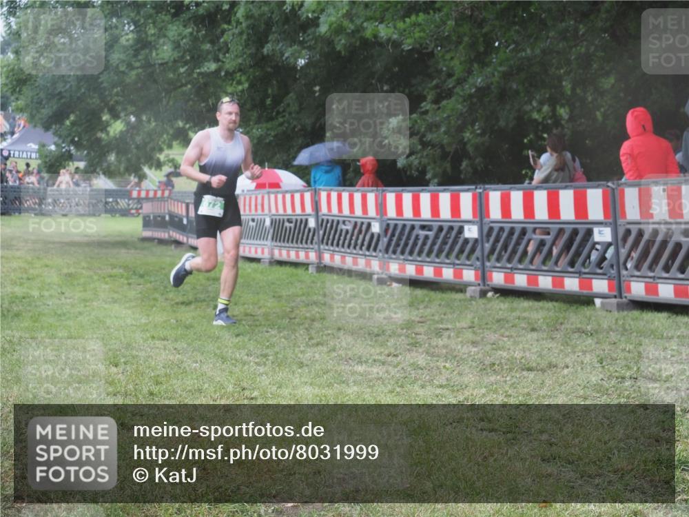 21.06.2025 - 27. Vierlanden-Triathlon KatJ http://msf.ph/oto/8031999 15.06.2025 13:41:57 Ziel 672 meine-sportfotos.de