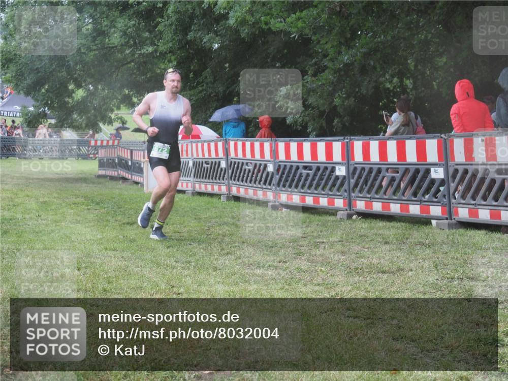 21.06.2025 - 27. Vierlanden-Triathlon KatJ http://msf.ph/oto/8032004 15.06.2025 13:41:57 Ziel 672 meine-sportfotos.de