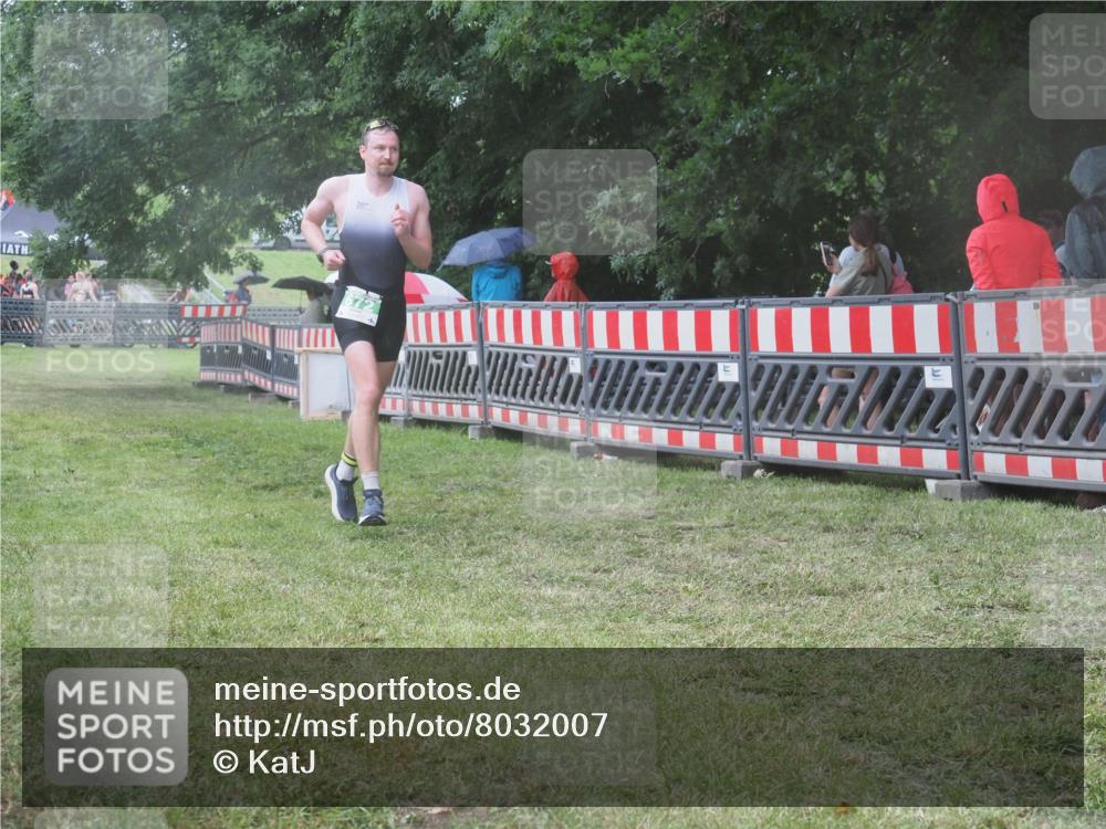 21.06.2025 - 27. Vierlanden-Triathlon KatJ http://msf.ph/oto/8032007 15.06.2025 13:41:57 Ziel 672 meine-sportfotos.de