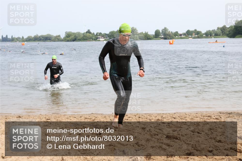 15.06.2025 - 27. Vierlanden-Triathlon Lena Gebhardt http://msf.ph/oto/8032013 15.06.2025 11:12:55 Schwimmen 655, 780, 858, 928, 982 meine-sportfotos.de