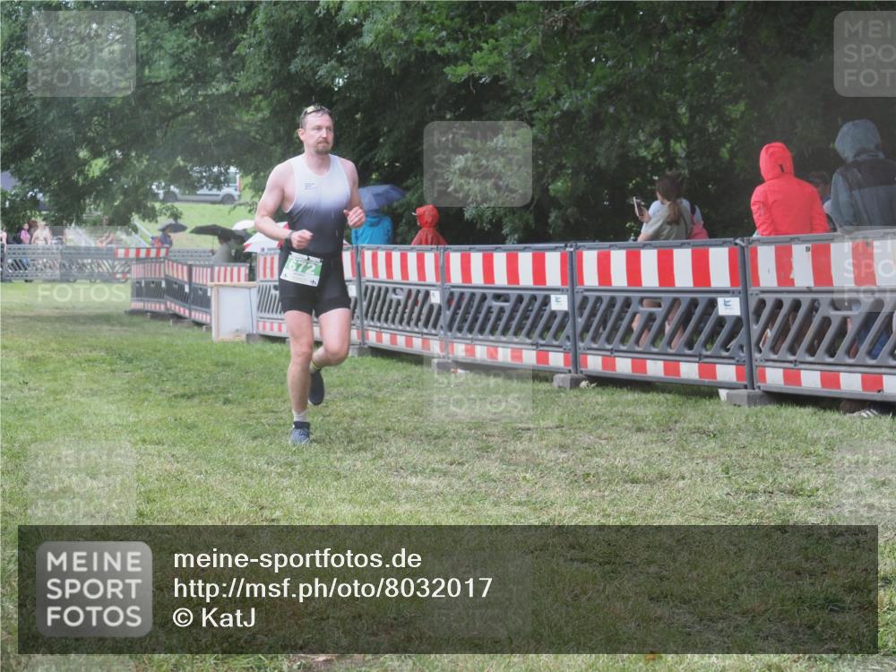 21.06.2025 - 27. Vierlanden-Triathlon KatJ http://msf.ph/oto/8032017 15.06.2025 13:41:57 Ziel 672 meine-sportfotos.de