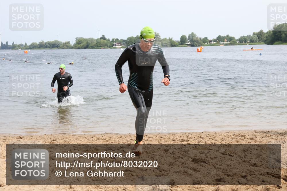 15.06.2025 - 27. Vierlanden-Triathlon Lena Gebhardt http://msf.ph/oto/8032020 15.06.2025 11:12:55 Schwimmen 655, 780, 858, 928, 982 meine-sportfotos.de
