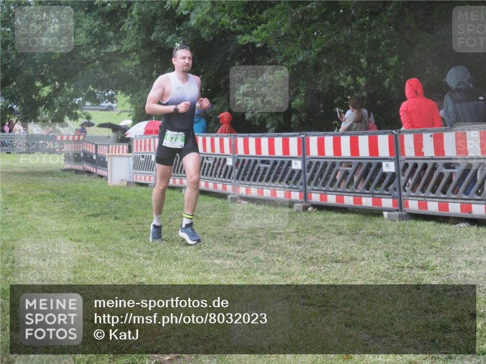 21.06.2025 - 27. Vierlanden-Triathlon KatJ http://msf.ph/oto/8032023 15.06.2025 13:41:57 Ziel 672 meine-sportfotos.de