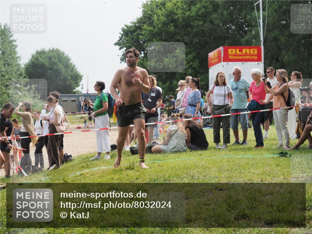 15.06.2025 - 27. Vierlanden-Triathlon KatJ http://msf.ph/oto/8032024 15.06.2025 11:11:41 Schwimmen 742, 791, 843 meine-sportfotos.de