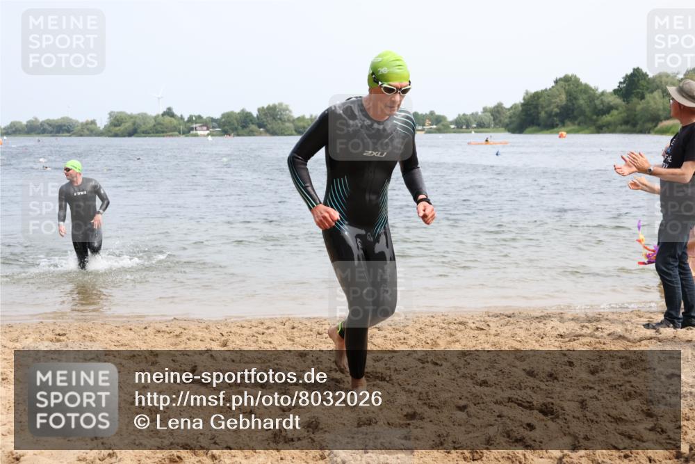 15.06.2025 - 27. Vierlanden-Triathlon Lena Gebhardt http://msf.ph/oto/8032026 15.06.2025 11:12:56 Schwimmen 655, 780, 858, 928, 982 meine-sportfotos.de