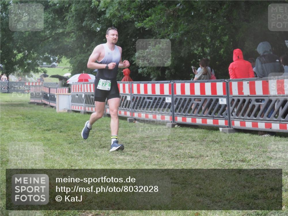 21.06.2025 - 27. Vierlanden-Triathlon KatJ http://msf.ph/oto/8032028 15.06.2025 13:41:58 Ziel 672 meine-sportfotos.de