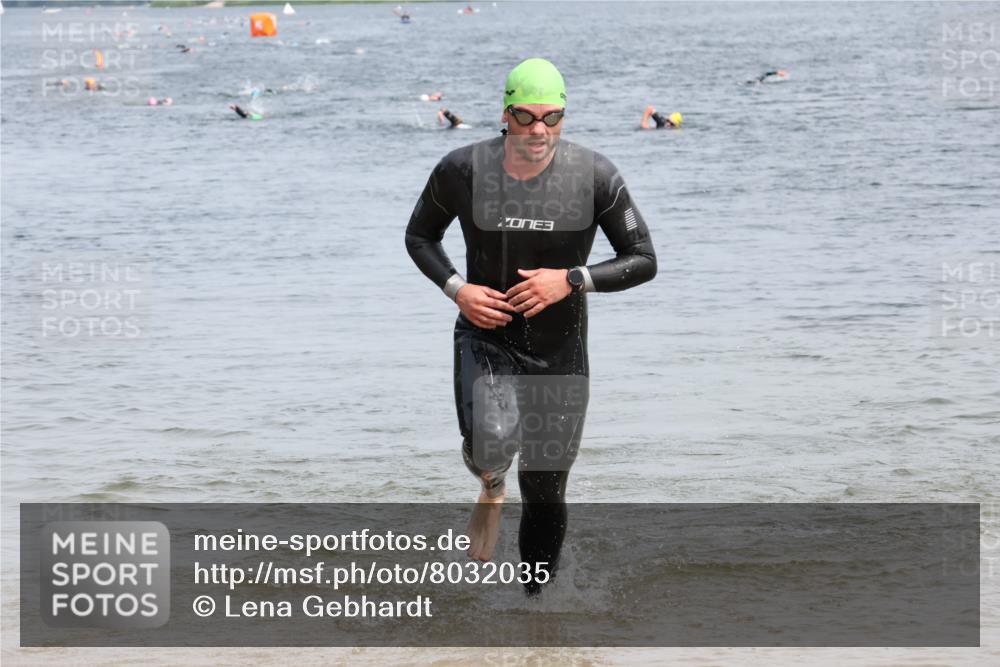 15.06.2025 - 27. Vierlanden-Triathlon Lena Gebhardt http://msf.ph/oto/8032035 15.06.2025 11:12:58 Schwimmen 655, 780, 928, 982 meine-sportfotos.de