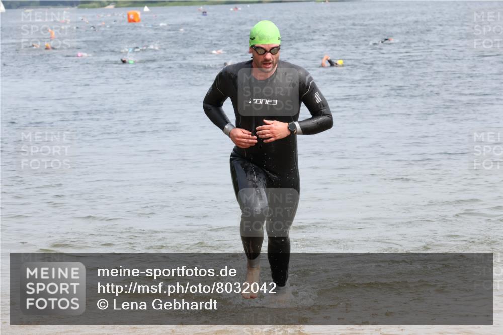 15.06.2025 - 27. Vierlanden-Triathlon Lena Gebhardt http://msf.ph/oto/8032042 15.06.2025 11:12:58 Schwimmen 655, 780, 928, 982 meine-sportfotos.de
