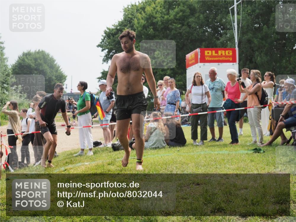 15.06.2025 - 27. Vierlanden-Triathlon KatJ http://msf.ph/oto/8032044 15.06.2025 11:11:42 Schwimmen 742, 791 meine-sportfotos.de