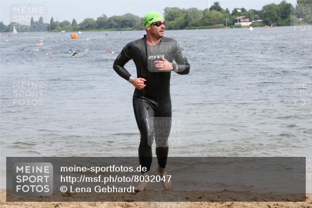 15.06.2025 - 27. Vierlanden-Triathlon Lena Gebhardt http://msf.ph/oto/8032047 15.06.2025 11:12:59 Schwimmen 655, 780, 982 meine-sportfotos.de