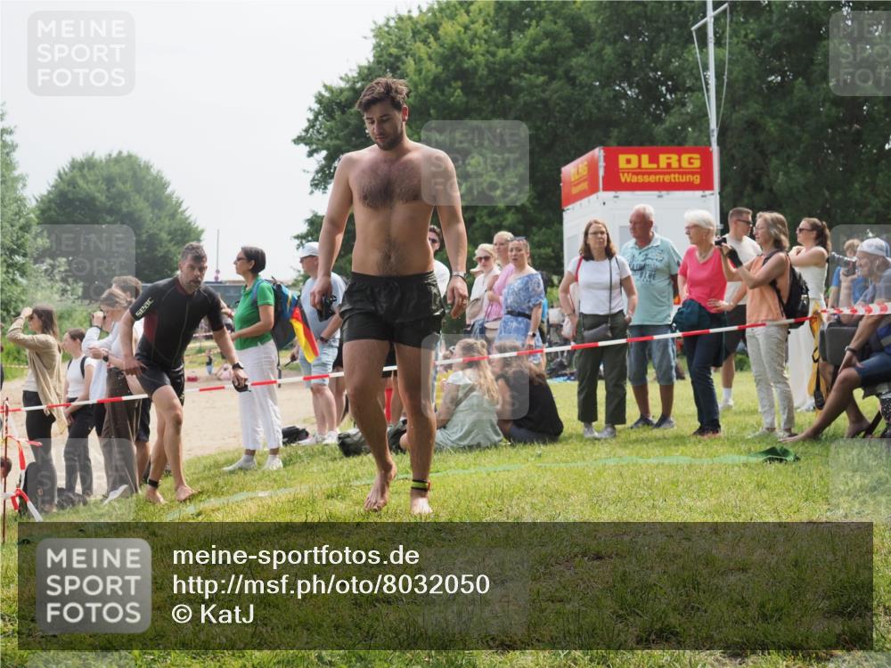 15.06.2025 - 27. Vierlanden-Triathlon KatJ http://msf.ph/oto/8032050 15.06.2025 11:11:42 Schwimmen 742, 791 meine-sportfotos.de