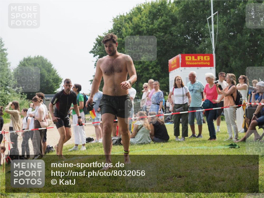 15.06.2025 - 27. Vierlanden-Triathlon KatJ http://msf.ph/oto/8032056 15.06.2025 11:11:42 Schwimmen 742, 791 meine-sportfotos.de