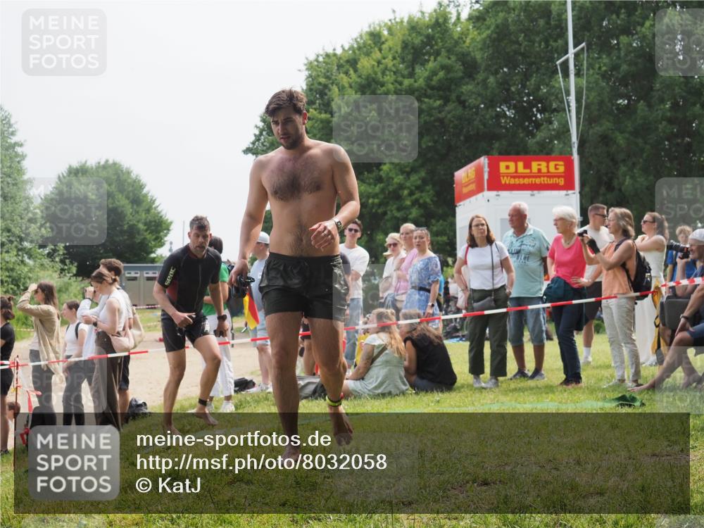 15.06.2025 - 27. Vierlanden-Triathlon KatJ http://msf.ph/oto/8032058 15.06.2025 11:11:42 Schwimmen 742, 791 meine-sportfotos.de