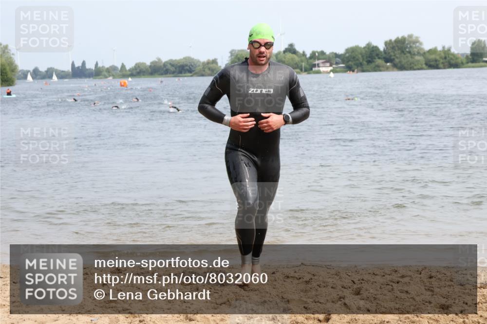 15.06.2025 - 27. Vierlanden-Triathlon Lena Gebhardt http://msf.ph/oto/8032060 15.06.2025 11:13:00 Schwimmen 655, 780, 982 meine-sportfotos.de