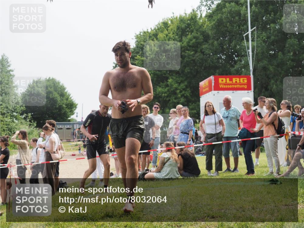 15.06.2025 - 27. Vierlanden-Triathlon KatJ http://msf.ph/oto/8032064 15.06.2025 11:11:42 Schwimmen 742, 791 meine-sportfotos.de